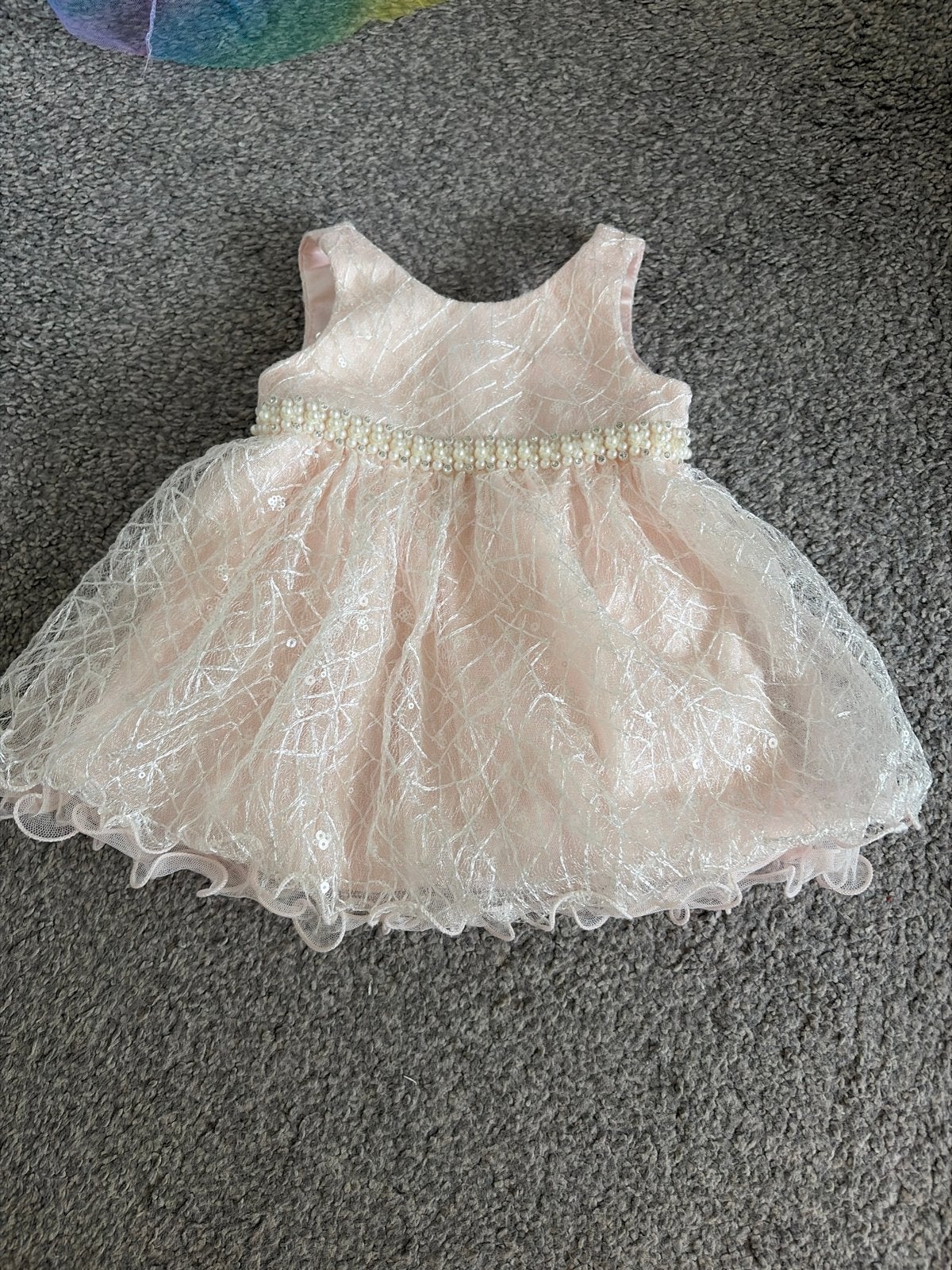 Prachtige roze babyjurk met parels en strik (9M), Ophalen, Nieuw, Meisje