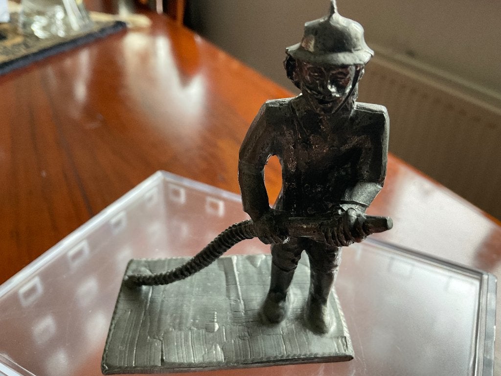 Miniatuur van Tin Brandweerman in actie in zeer goede staat, Verzenden