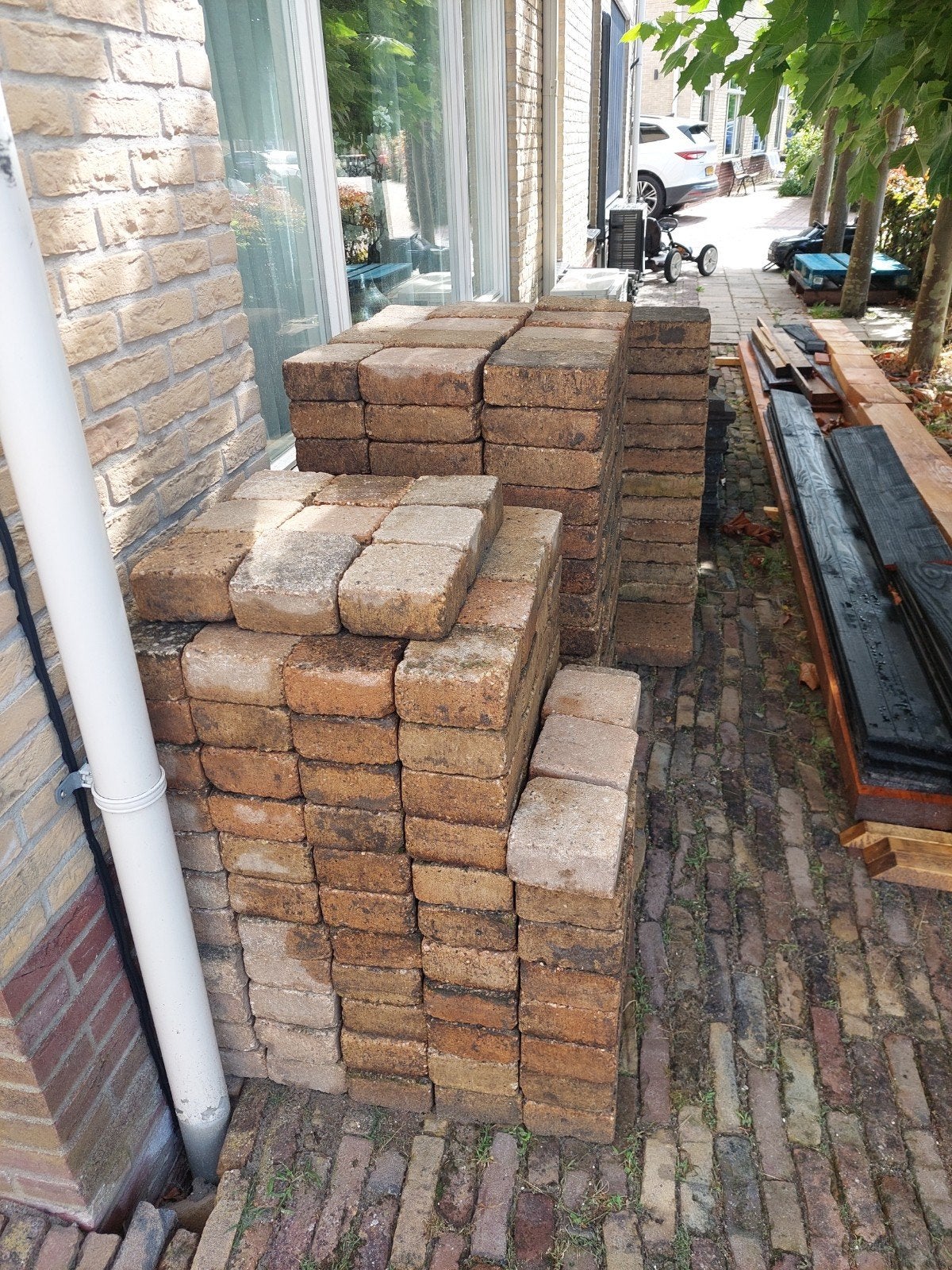 Tegels in wildverband met antraciet randen, Ophalen of Verzenden, Gebruikt, Beton, Terrastegels