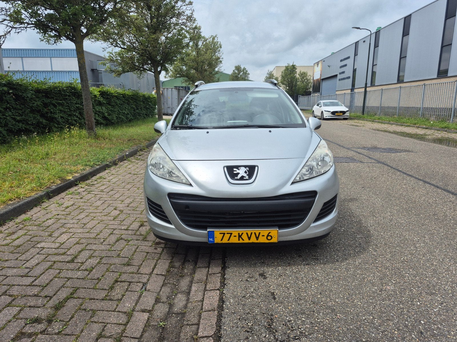 Peugeot 207 1.4 95pk 2010 Grijs Nieuwe apk, Voorwielaandrijving, Adaptieve lichten, Leder en Stof, Origineel Nederlands