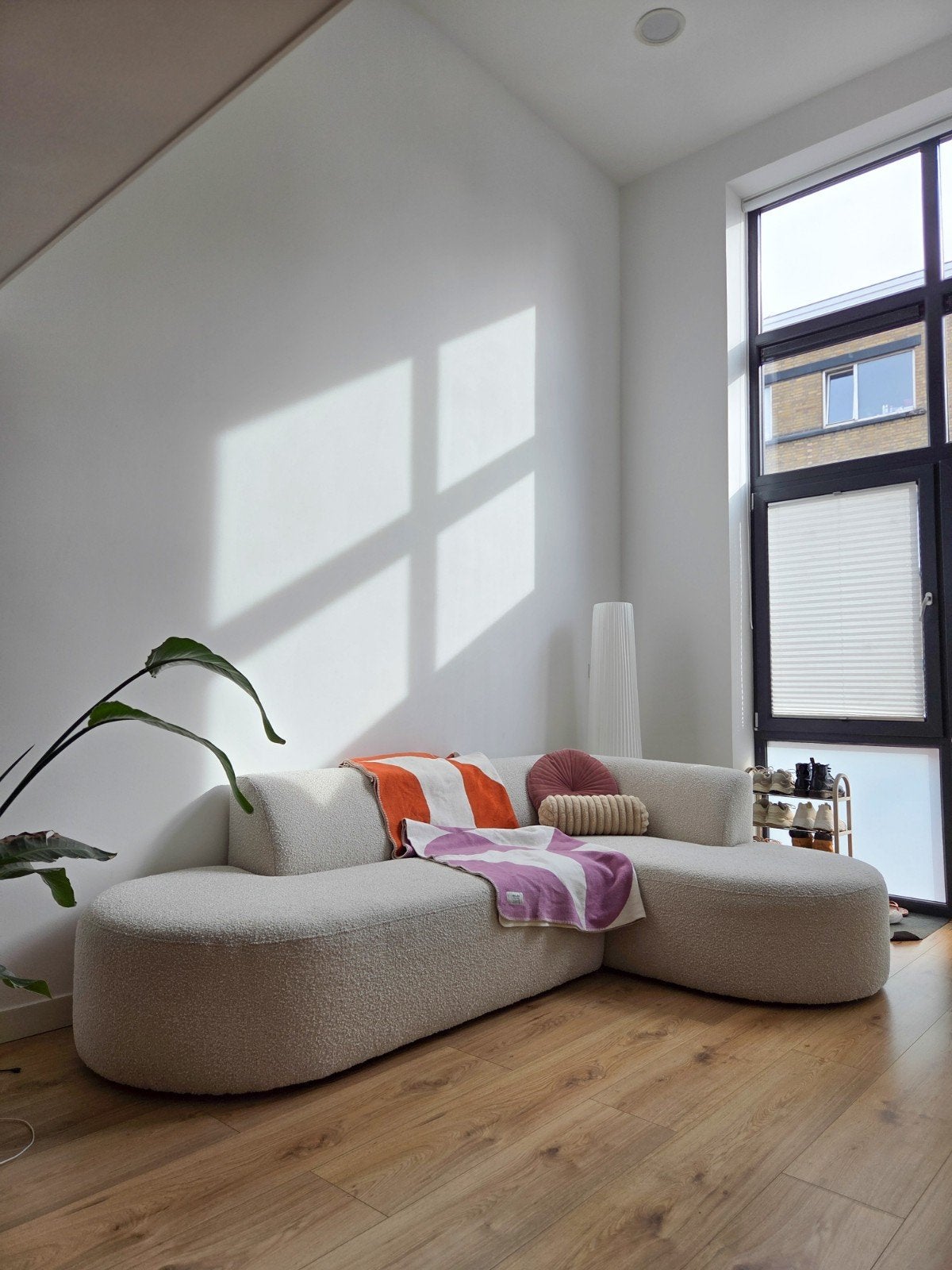 Hoekbank NOUS Living - crème bouclé stof, Huis en Inrichting, Banken | Bankstellen, Ophalen, 250 tot 300 cm, Hoekbank, Zo goed als nieuw