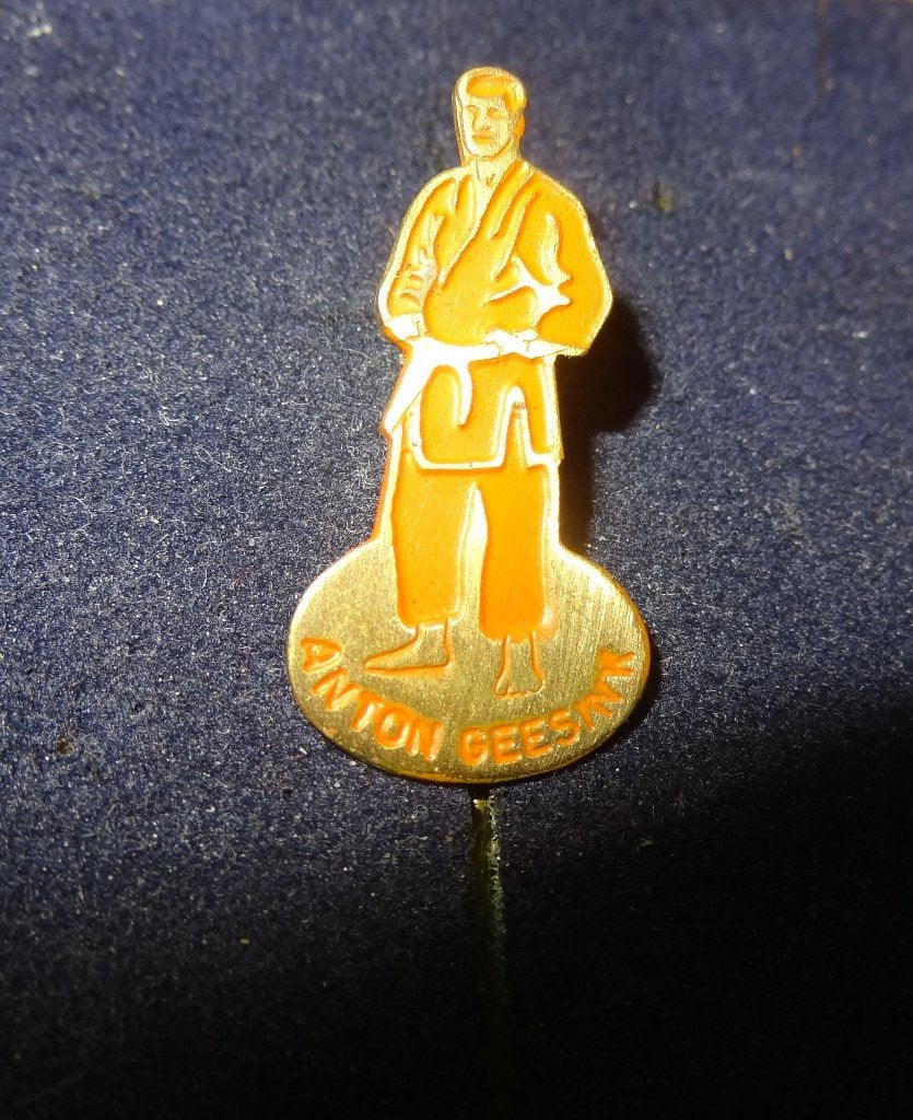 Anton Geesink staand Oranje Speldje, Ophalen of Verzenden, Gebruikt, Sport, Speldje of Pin
