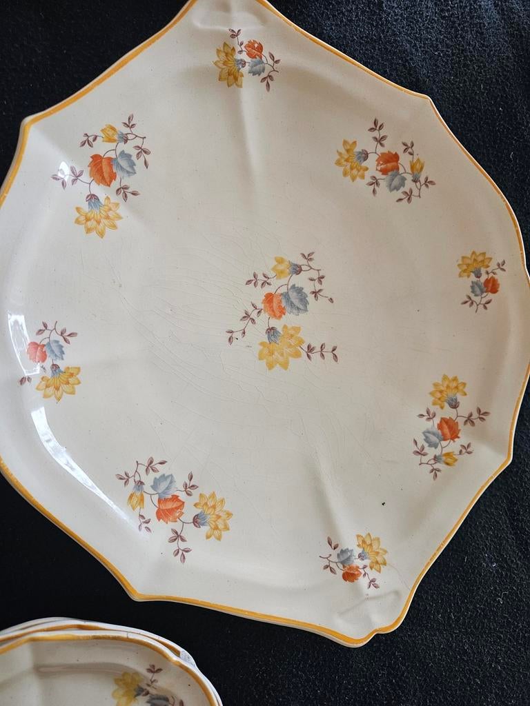 Vintage servies met bloemmotief - 11 delig, Huis en Inrichting, Keuken | Servies, Gebruikt, Ophalen of Verzenden, Bord(en), Overige stijlen