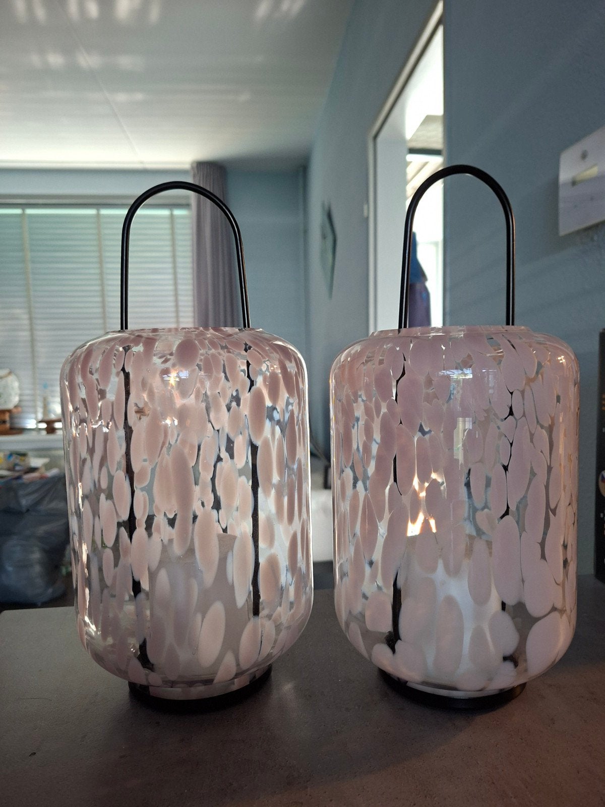 Set van 2 roze glazen windlichten met zwart handvat, Ophalen, Roze, Zo goed als nieuw, Modern