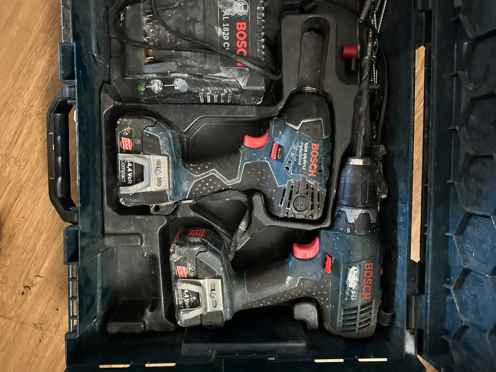 Bosch boor set (Oplader of batterijen werken niet), Ophalen, Gebruikt, Boor- en Schroefmachine