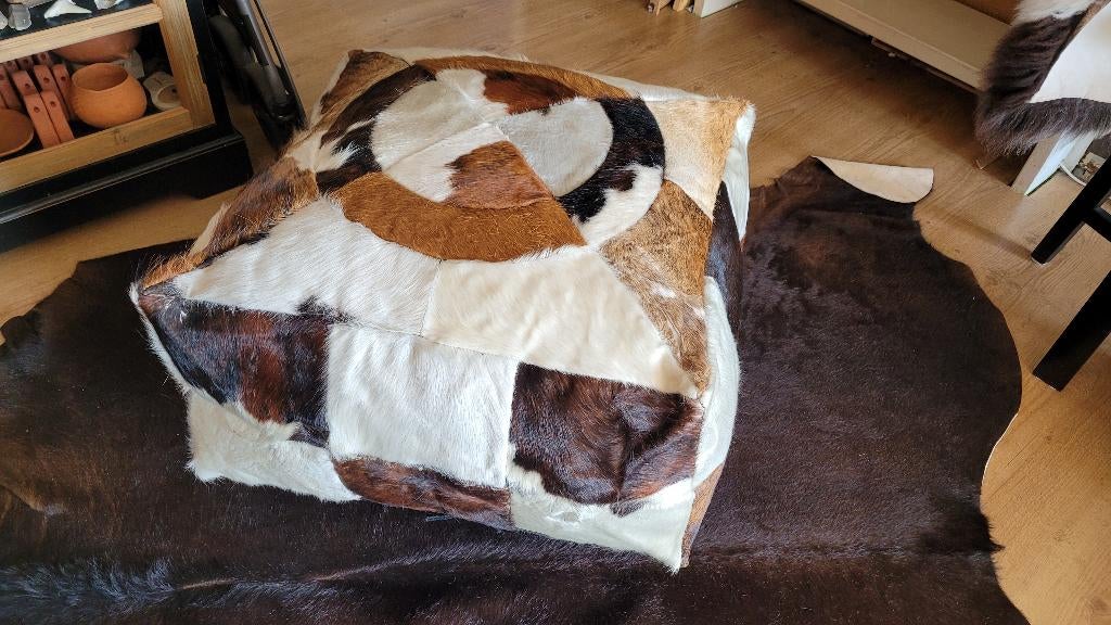 Koeienhuid poef- Handgemaakt, Huis en Inrichting, Banken | Voetenbanken en Poefen, Ophalen, Nieuw, Leer, 50 tot 75 cm