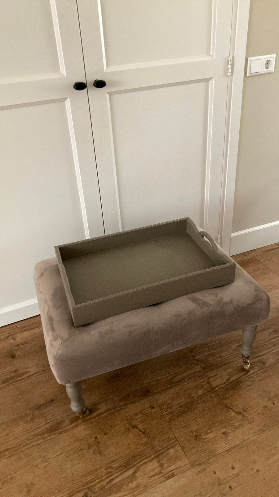 Gecapitonneerde taupe velours hocker met messing wieltjes, Gebruikt, Stof, Rechthoekig, 50 tot 75 cm