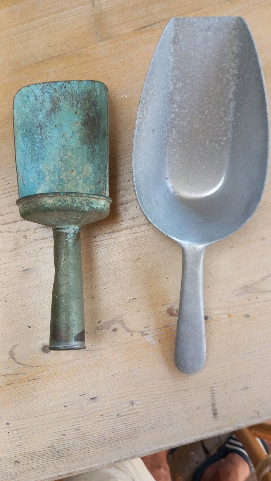 Twee oude meel- en suikerscheppen, Ophalen of Verzenden