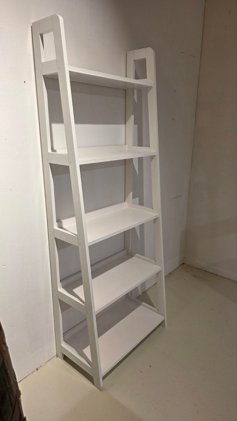 Kast Herning van Jysk - 3 of 5 schappen, Ophalen, Met plank(en), 50 tot 100 cm, Zo goed als nieuw