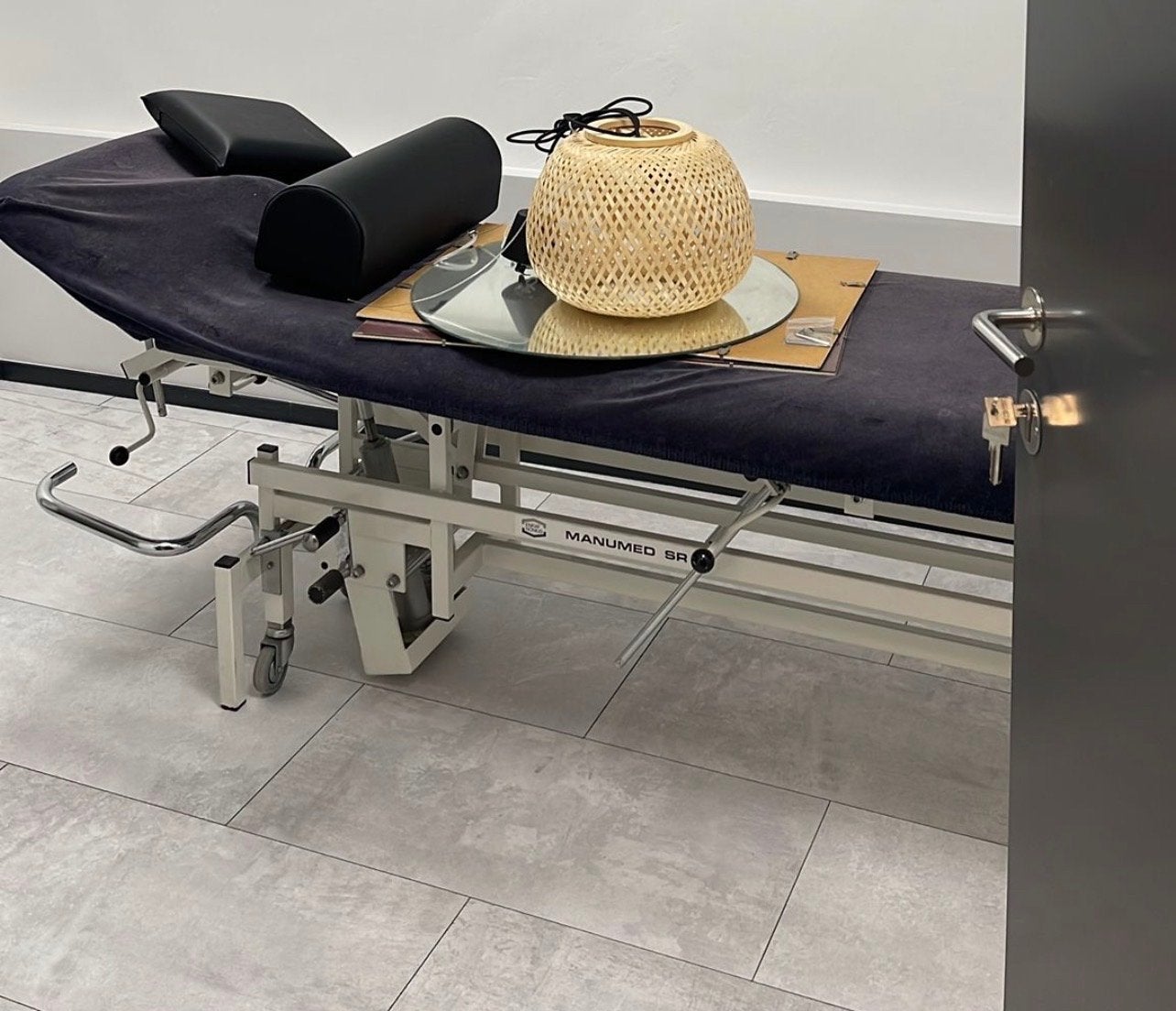 Manumed SR Behandelbank/ massagetafel, Sport en Fitness, Massageproducten, Ophalen, Massagetafel