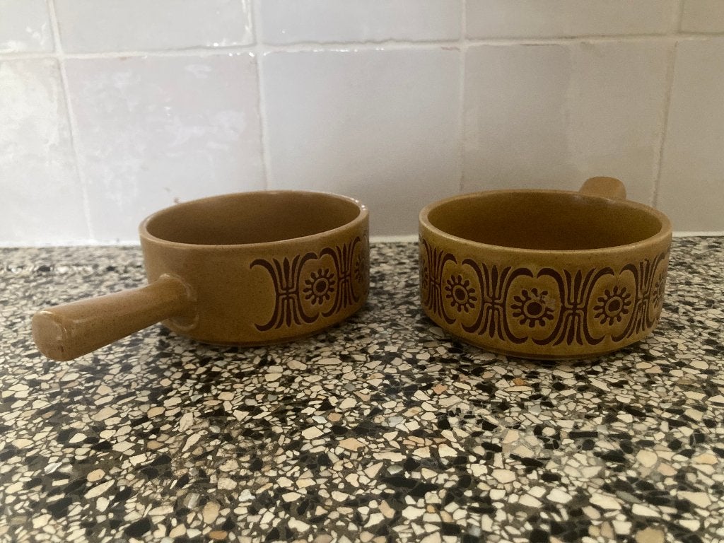 2 lichtbruine casserole steel kommetjes met retro decoratie, Keramiek, Ophalen of Verzenden, Zo goed als nieuw, Kom(men)