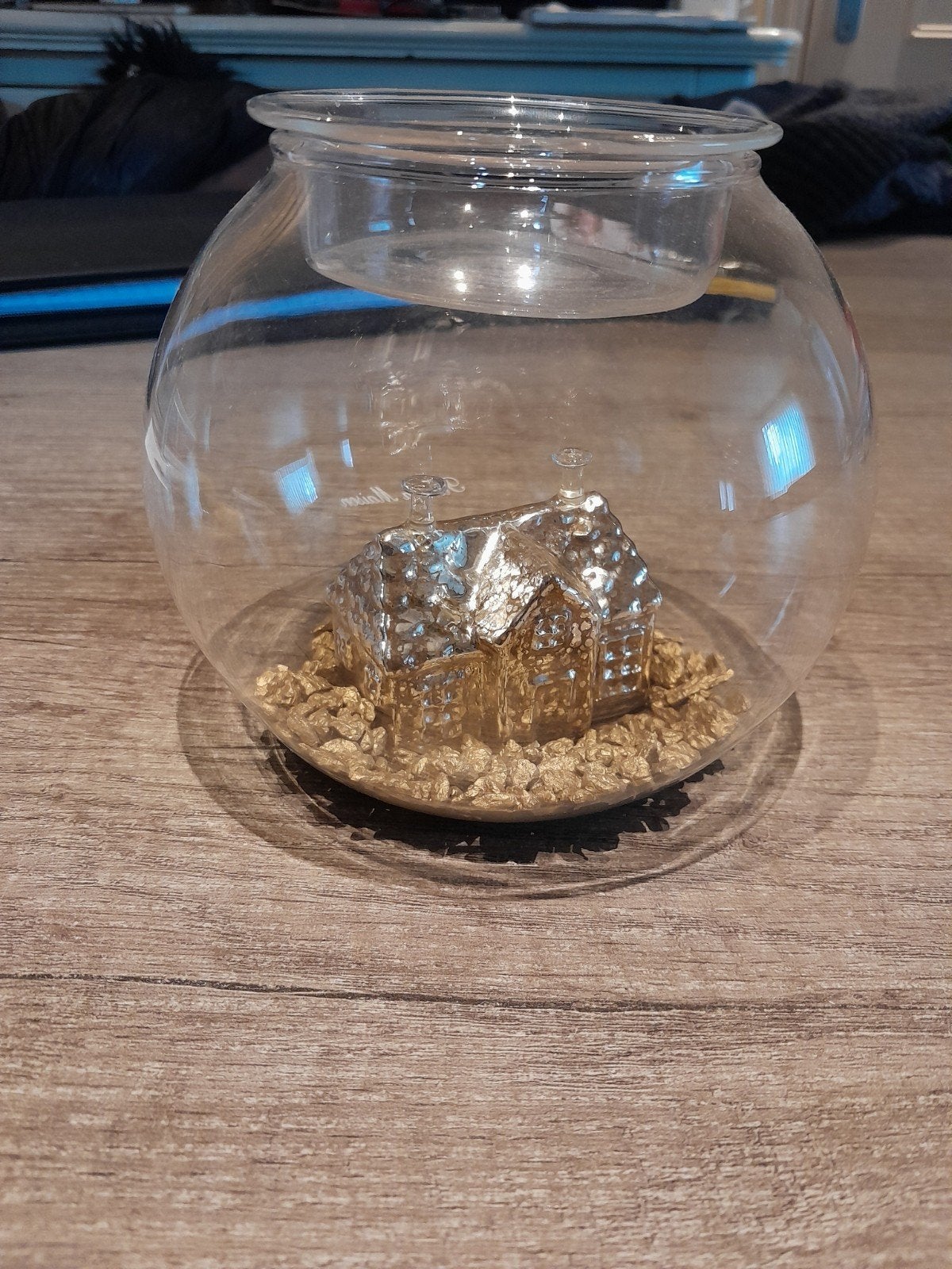 Riviera Maison huisje in glazen bol - decoratie, Huis en Inrichting, Onbekend, Ophalen of Verzenden, Zo goed als nieuw, Modern