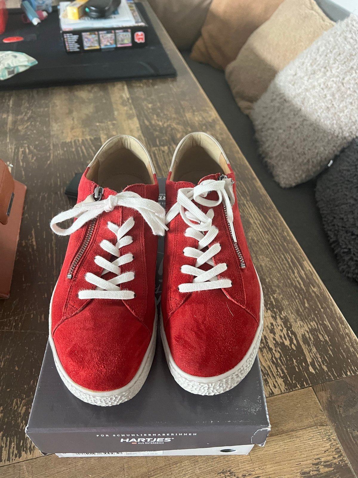 HARTJES Rode Suède Sneakers Maat 43 - gedragen, Ophalen of Verzenden, Sneakers of Gympen, Gedragen, Rood