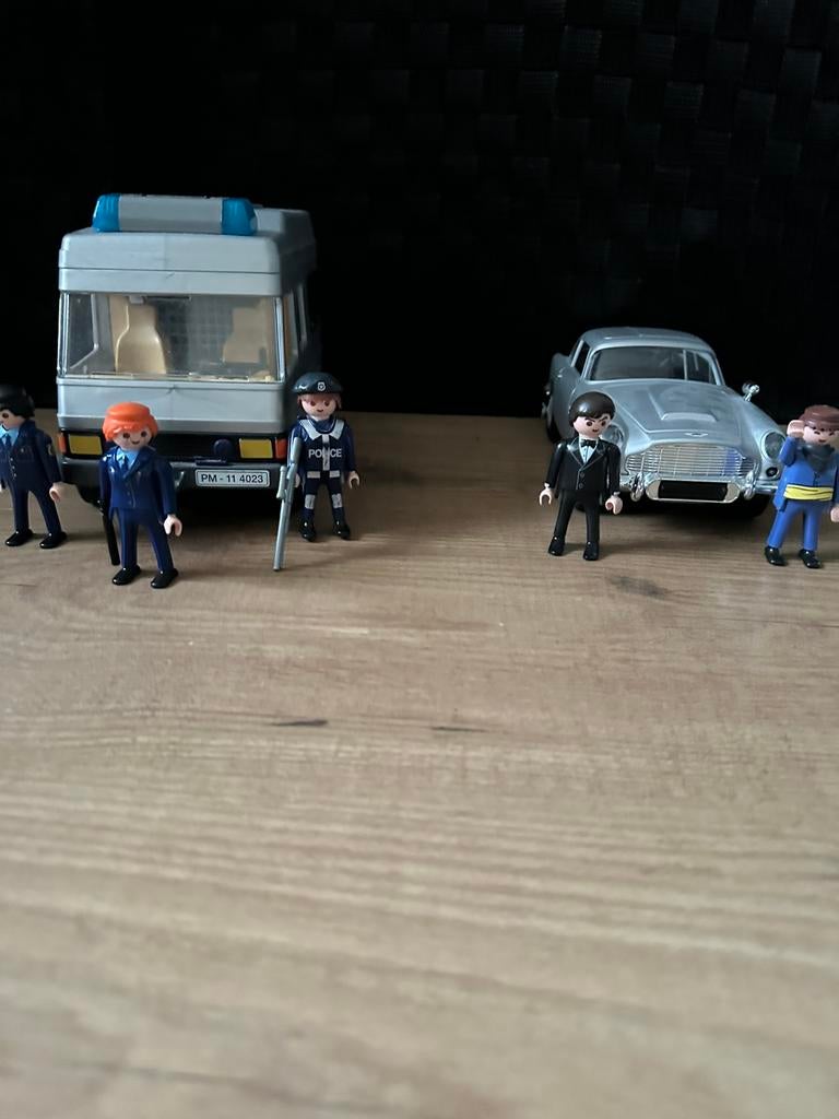 James bond auto en politie bus met poppetjes, Kinderen en Baby's, Speelgoed | Playmobil, Ophalen of Verzenden, Zo goed als nieuw