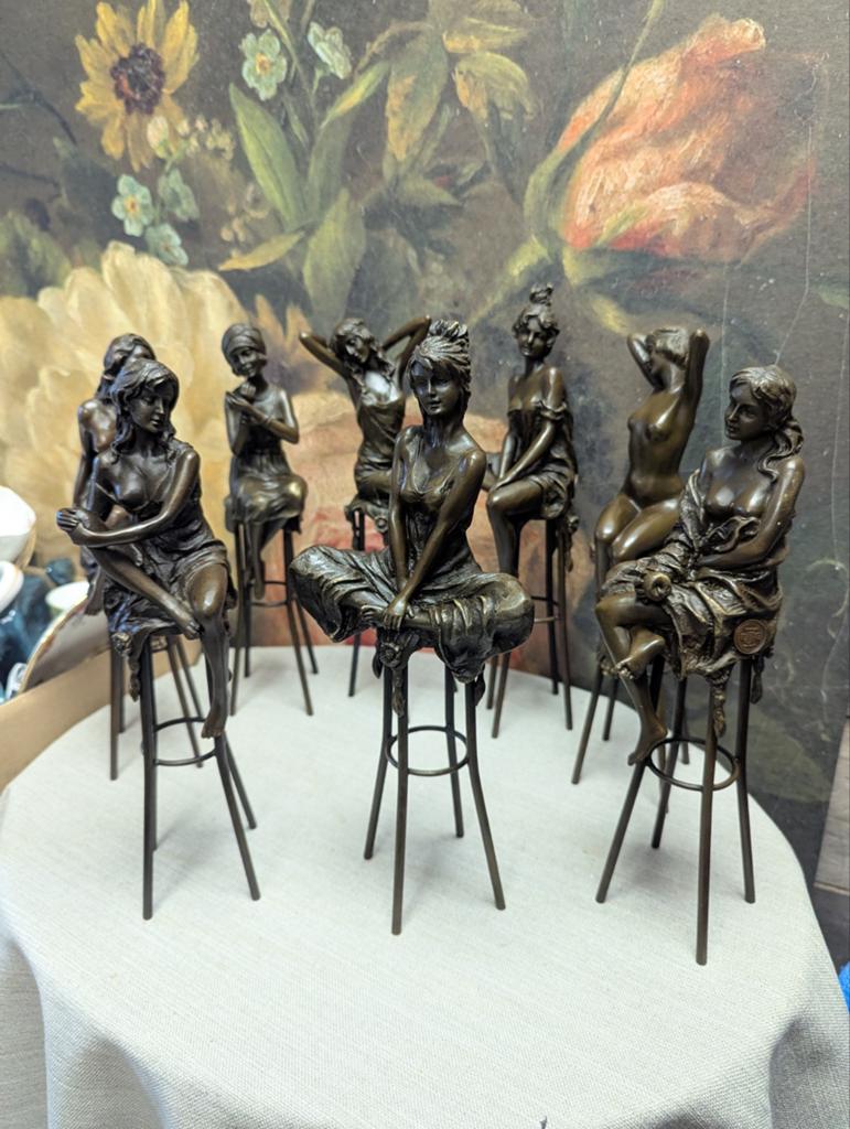 Set van 8 bronzen beelden van vrouwen op krukken, Handgemaakt, Ophalen of Verzenden, Brons, 20 - 50 cm