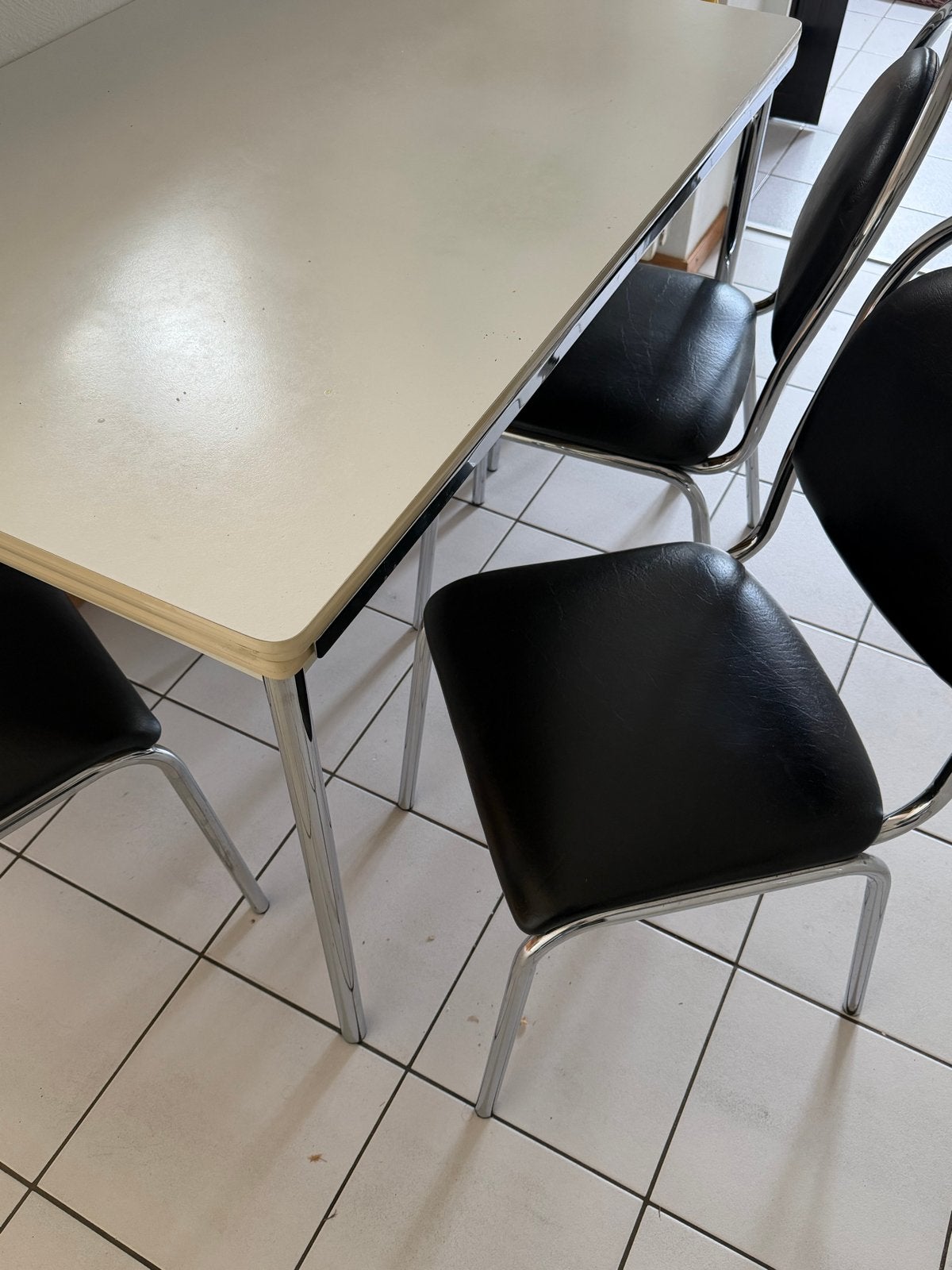 Eettafel met 4 stoelen - Wit blad, chromen poten, Ophalen, Gebruikt, 100 tot 150 cm, 50 tot 100 cm