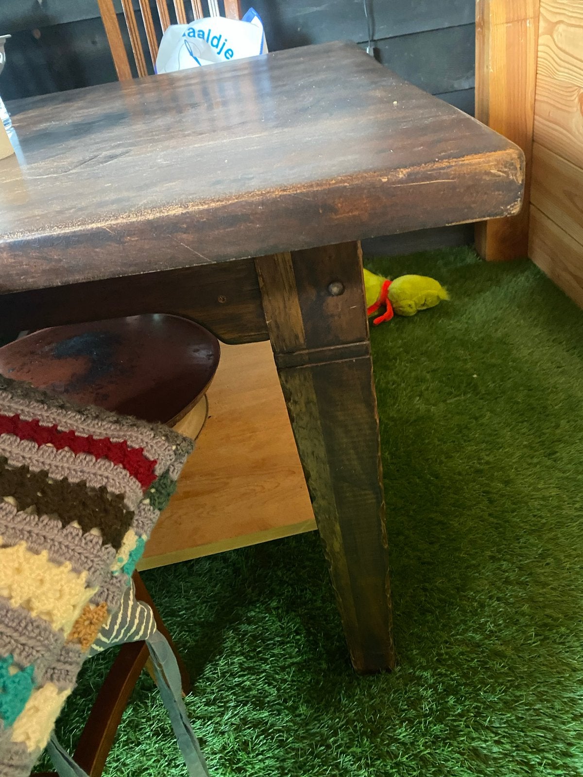 Zware uitschuifbare kroegtafel met 7 stoelen