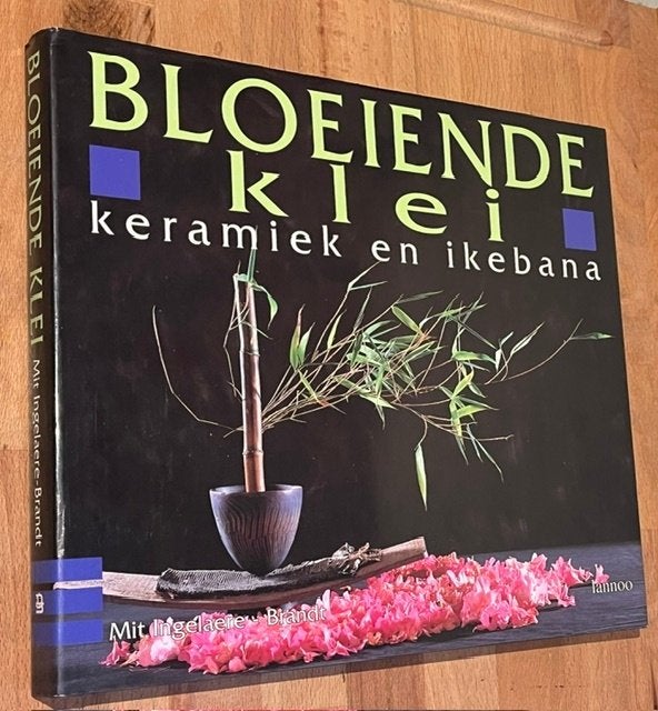 M. Ingelaere-Brandt. Bloeiende Klei, Keramiek & Ikebana 1995, Ophalen of Verzenden, Zo goed als nieuw, Mit Ingelaere-Brandt, Kleien en Boetseren