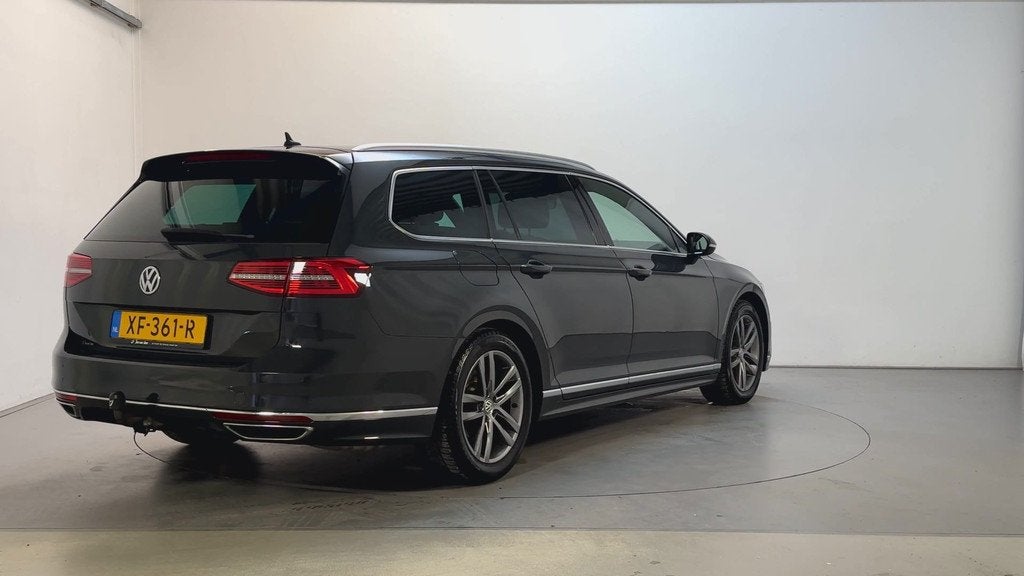 Volkswagen Passat Variant 1.5 TSI 150pk DSG Highline Busines, Auto's, Volkswagen, 730 kg, 4 cilinders, 1600 kg, Zilver of Grijs