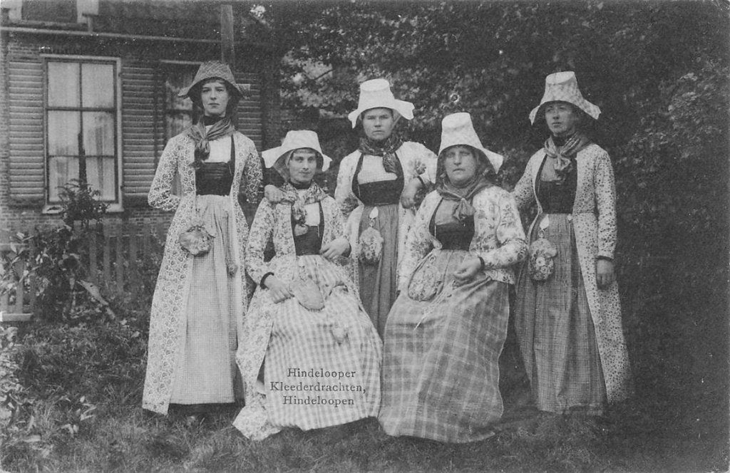 703-039-003 Hindelooper Kleederdrachten Hindeloopen, Verzenden, Voor 1920, Friesland