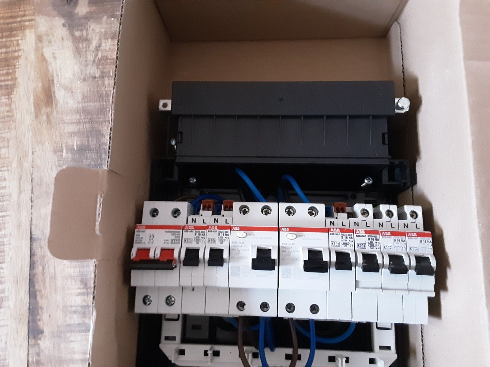 Abb 6groepskast met hoofdschakelaar en 2aardlekschakelaars, Ophalen of Verzenden, Zo goed als nieuw