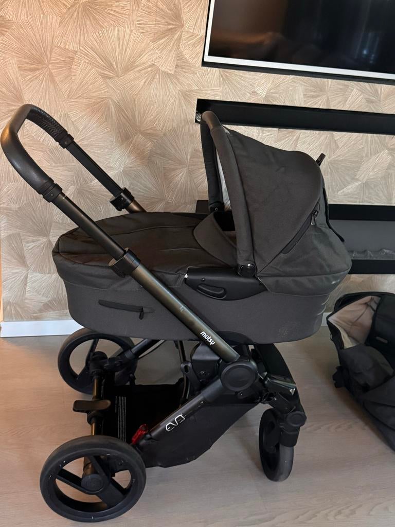 Mutsy Evo kinderwagen, Ophalen, Zo goed als nieuw, Combiwagen, Met reiswieg