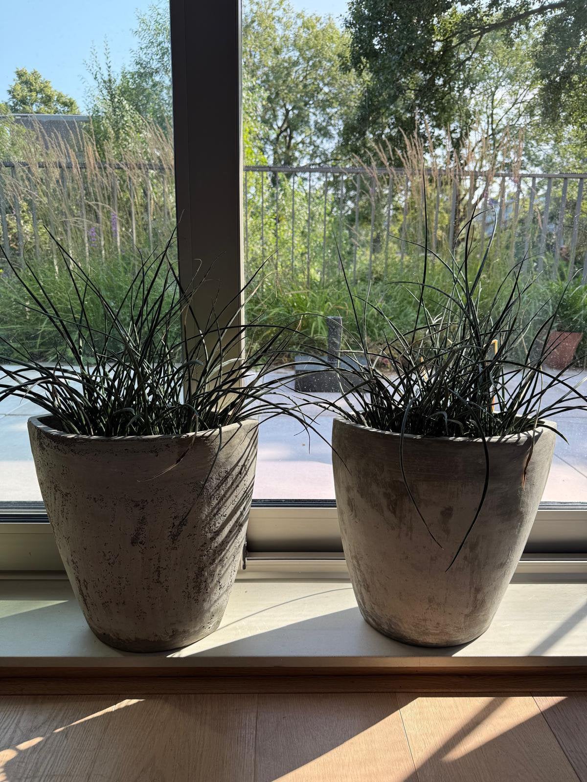 2 grote binnen plantenpotten van de Intratuin | betonlook, Tuin en Terras, Bloempotten, Binnen, Zo goed als nieuw, Overige vormen