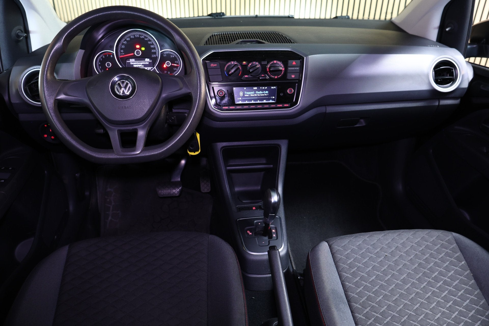 Volkswagen up! 1.0 BMT high up! AUTOMAAT AIRCO BLUETOOTH PDC, Stof, Gebruikt, 840 kg, 4 stoelen