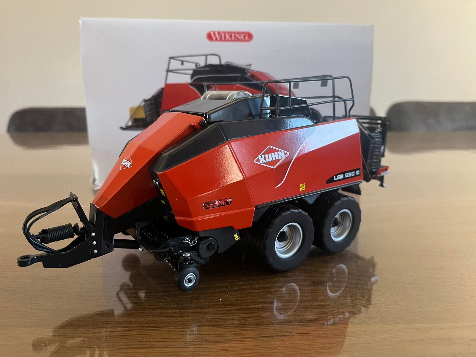Kuhn LSB 1290 iD grootpakpers Wiking Nieuw, Hobby en Vrije tijd, Modelauto's | 1:32, Ophalen of Verzenden, Nieuw, Tractor of Landbouw