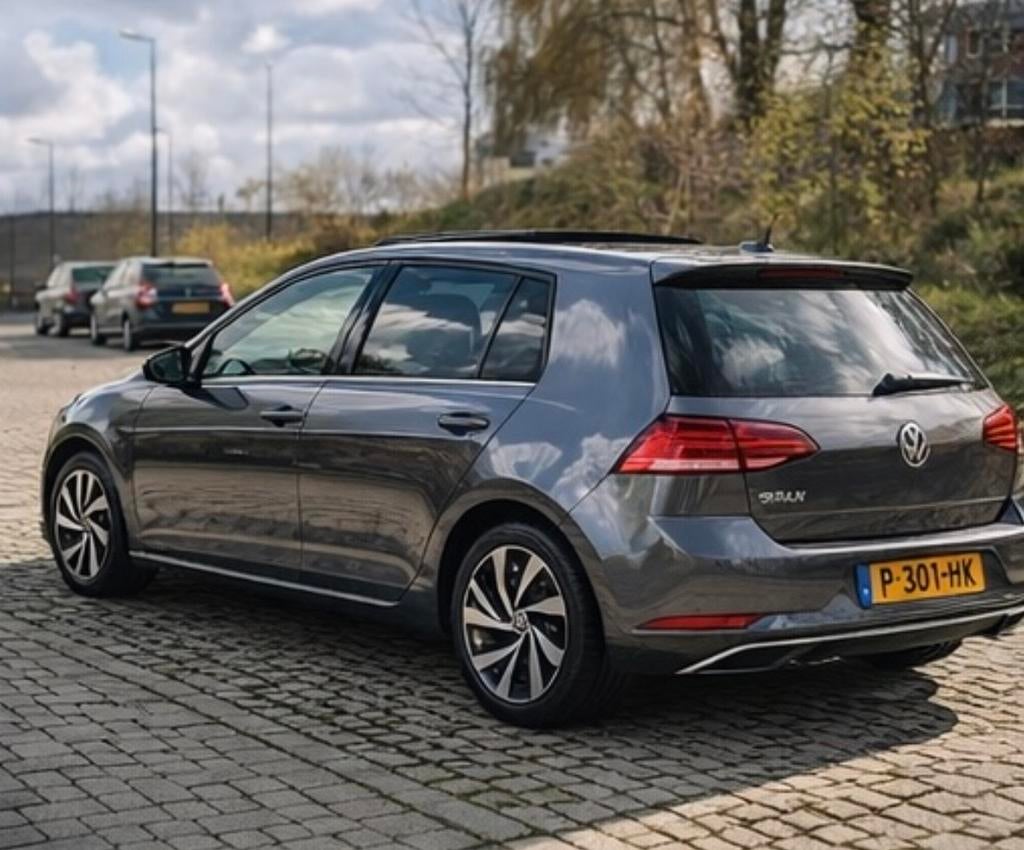 Volkswagen Golf 1.0 TSI 110pk 5D 2018 Grijs Panoramadak, Auto's, Handgeschakeld, 3 cilinders, 999 cc, 1300 kg