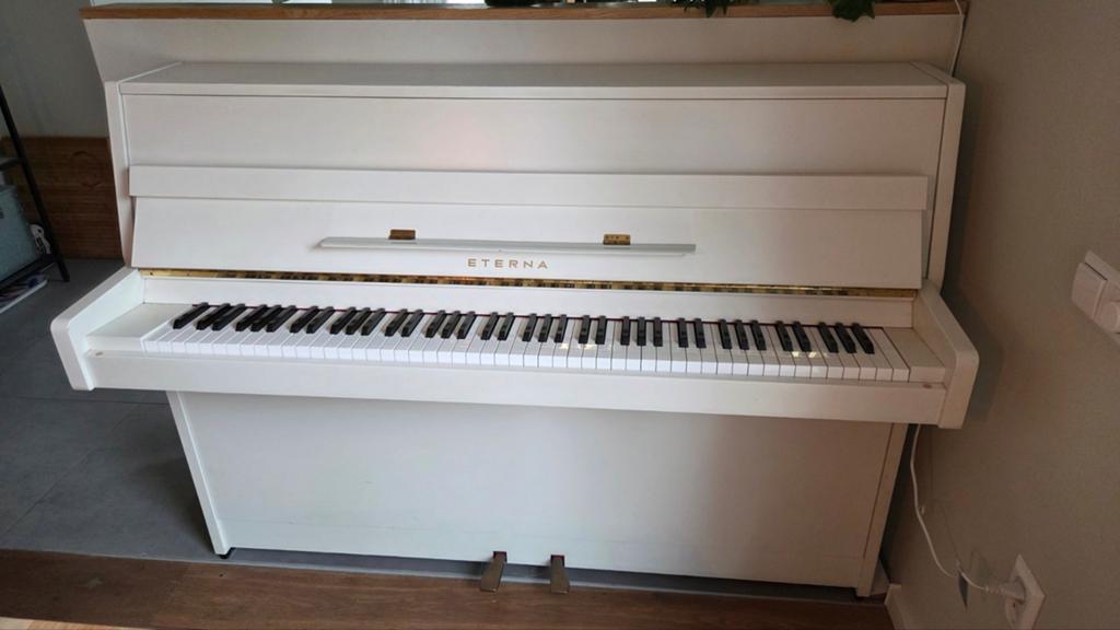 Eterna (Yamaha) piano, mat wit, met verstelbare pianokruk, Muziek en Instrumenten, Piano's, Ophalen, Zo goed als nieuw, Wit, Piano