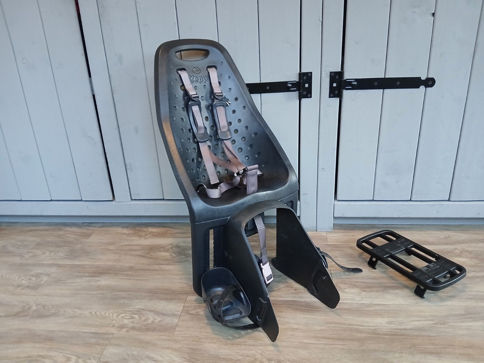 Yepp kinderzitje zwart met bagagedrager adapter, Ophalen, Achterzitje, Yepp, 9 t/m 36 kg