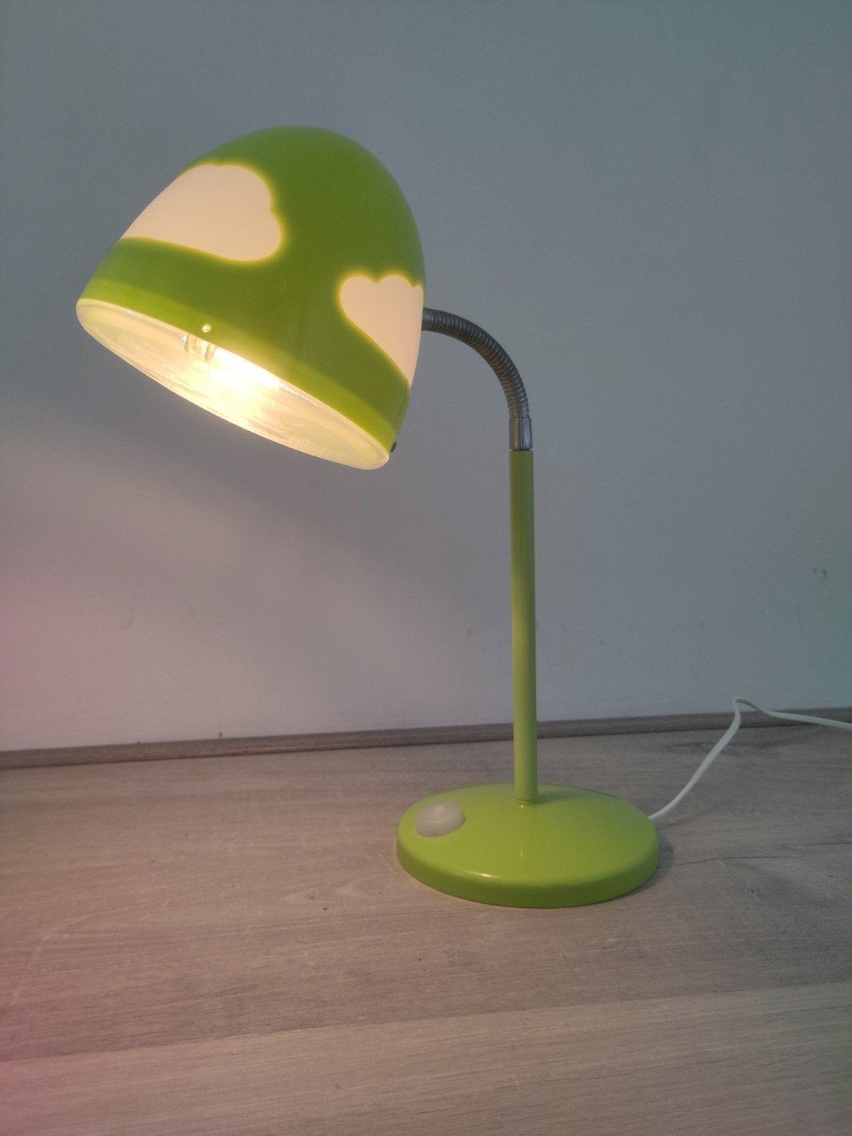 Groene Ikea Skojig bureaulamp met wolkenpatroon, Huis en Inrichting, Overige merken, Gebruikt, E27 (groot), Groen