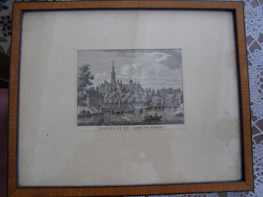 gravure Gezicht op de kerk te Weesp 18e eeuw Ingelijst, Antiek en Kunst, Kunst | Etsen en Gravures, Stadsgezicht, 23 cm, 19 cm