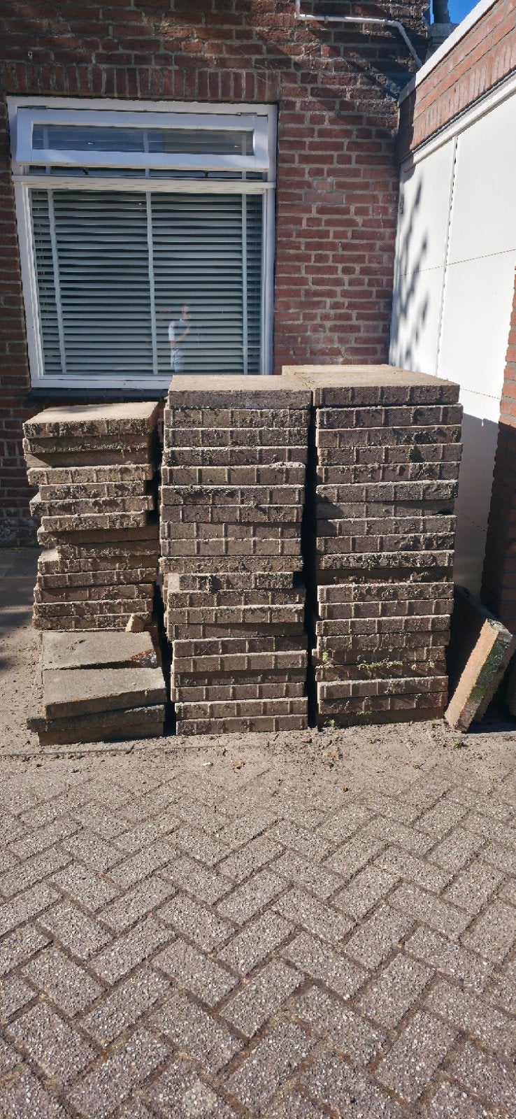 Gratis ophalen - +/- 90 betontegels 50x50x6cm, Ophalen, Gebruikt, Overige materialen