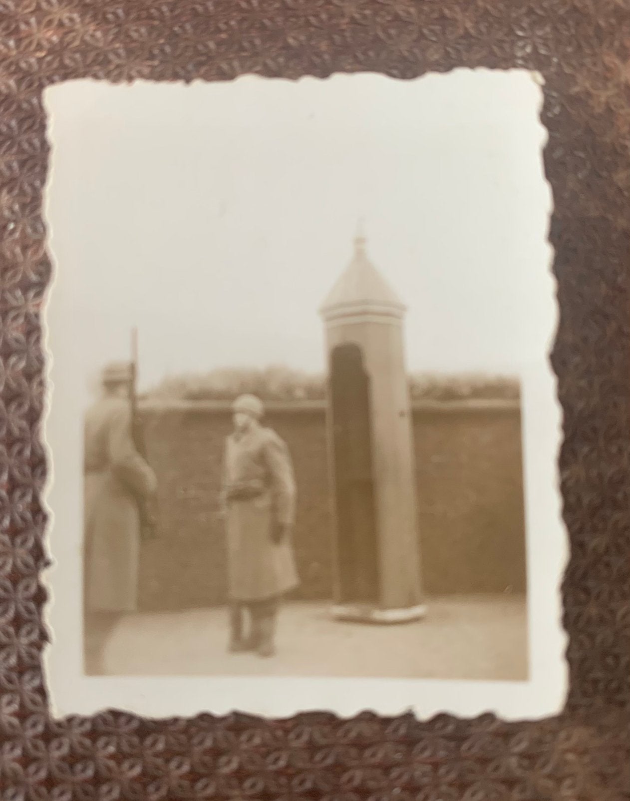 Foto 2 Militairen Soldaten Wachthuisje Wapen, Verzenden, 1940 tot 1960, Zo goed als nieuw, Foto