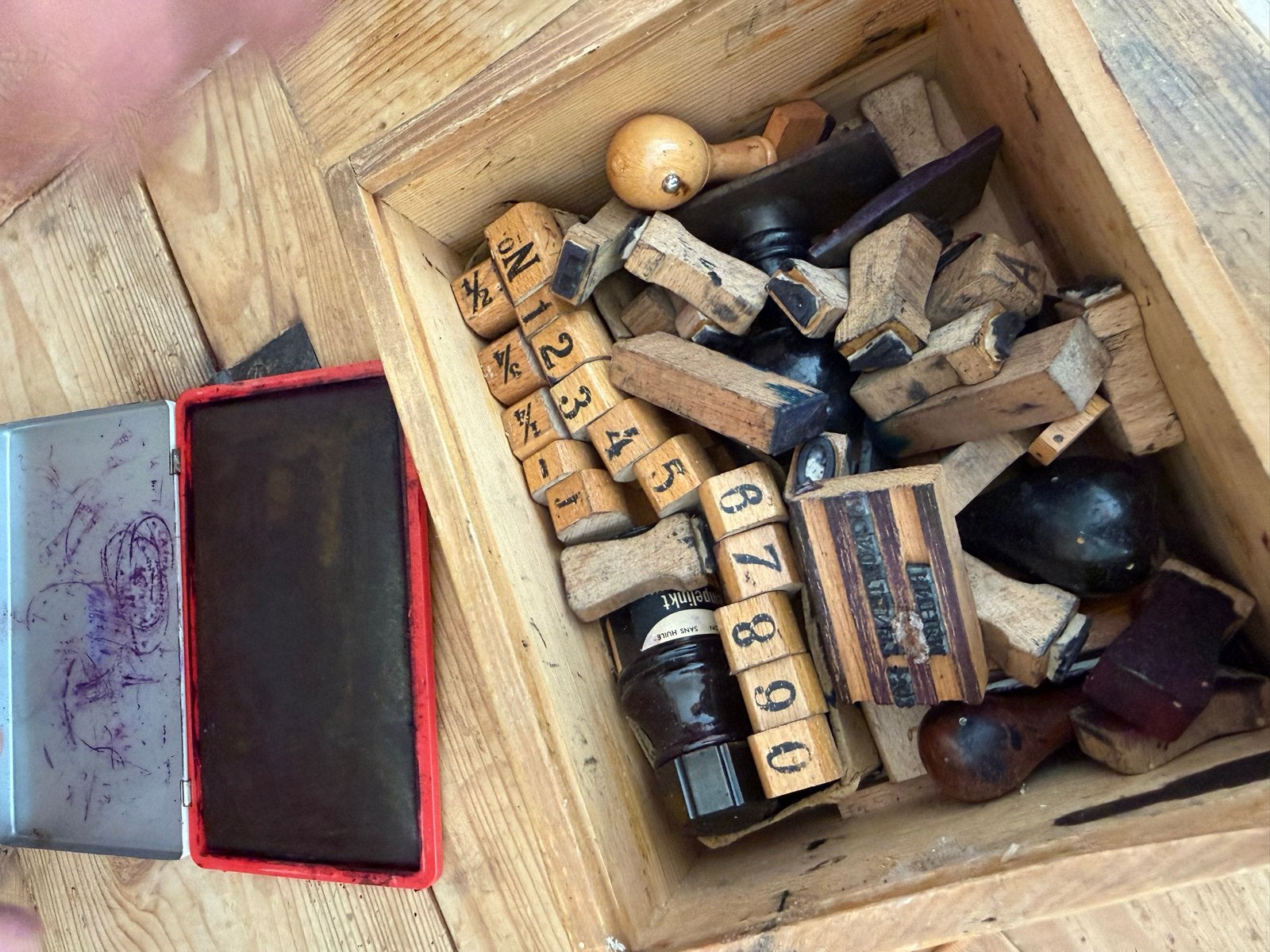 Vintage houten stempels en inktkussen in kistje, Ophalen, Gebruikt, Houten stempel
