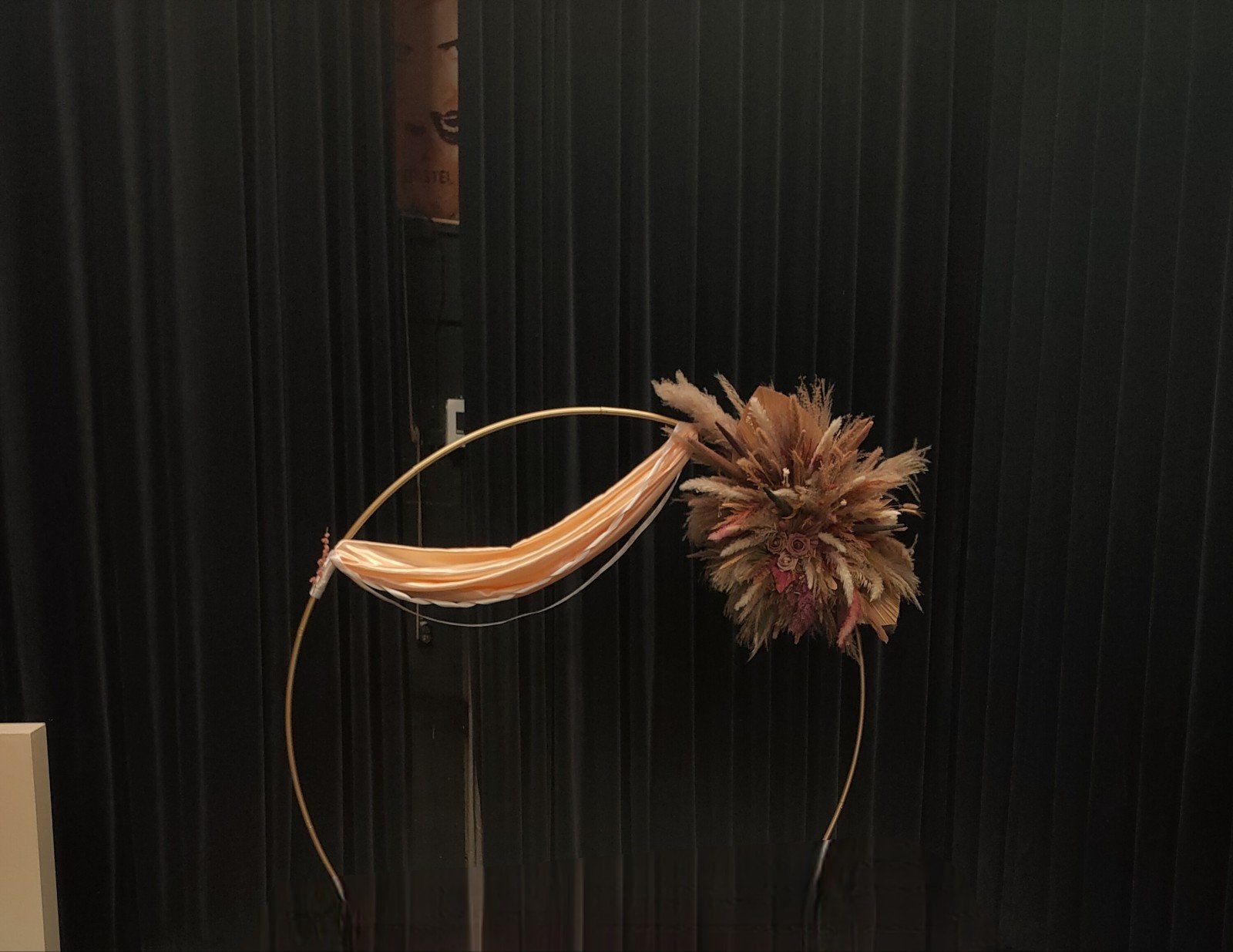 Goudkleurige backdrop ring met droogbloemen bruiloft, Ophalen, Zo goed als nieuw, Goud, Metaal