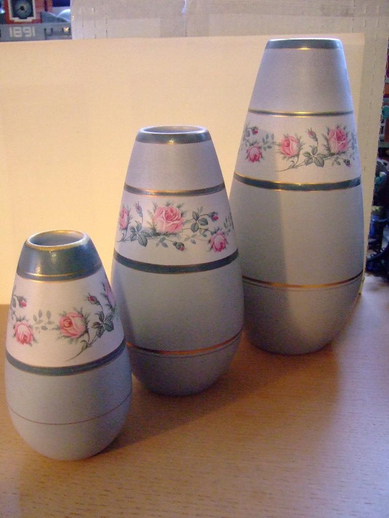 Flora Gouda aardewerk plateel 3 Rosita vazen, Ophalen of Verzenden