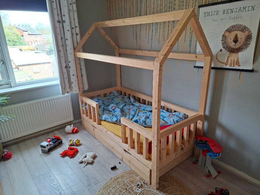 [Te Koop] Peuterbed in huisjesvorm, 70 tot 85 cm, 140 tot 160 cm, Zo goed als nieuw, Ophalen