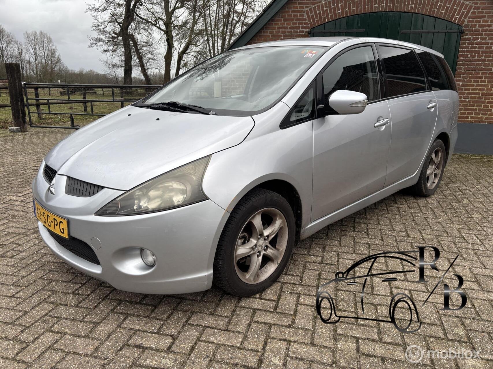 Mitsubishi Grandis 2.4-16V Intense AUTOMAAT 7-PERS EXPORTKOO, Auto's, Mitsubishi, Zwart, 7 stoelen, Bedrijf, 93 €/maand