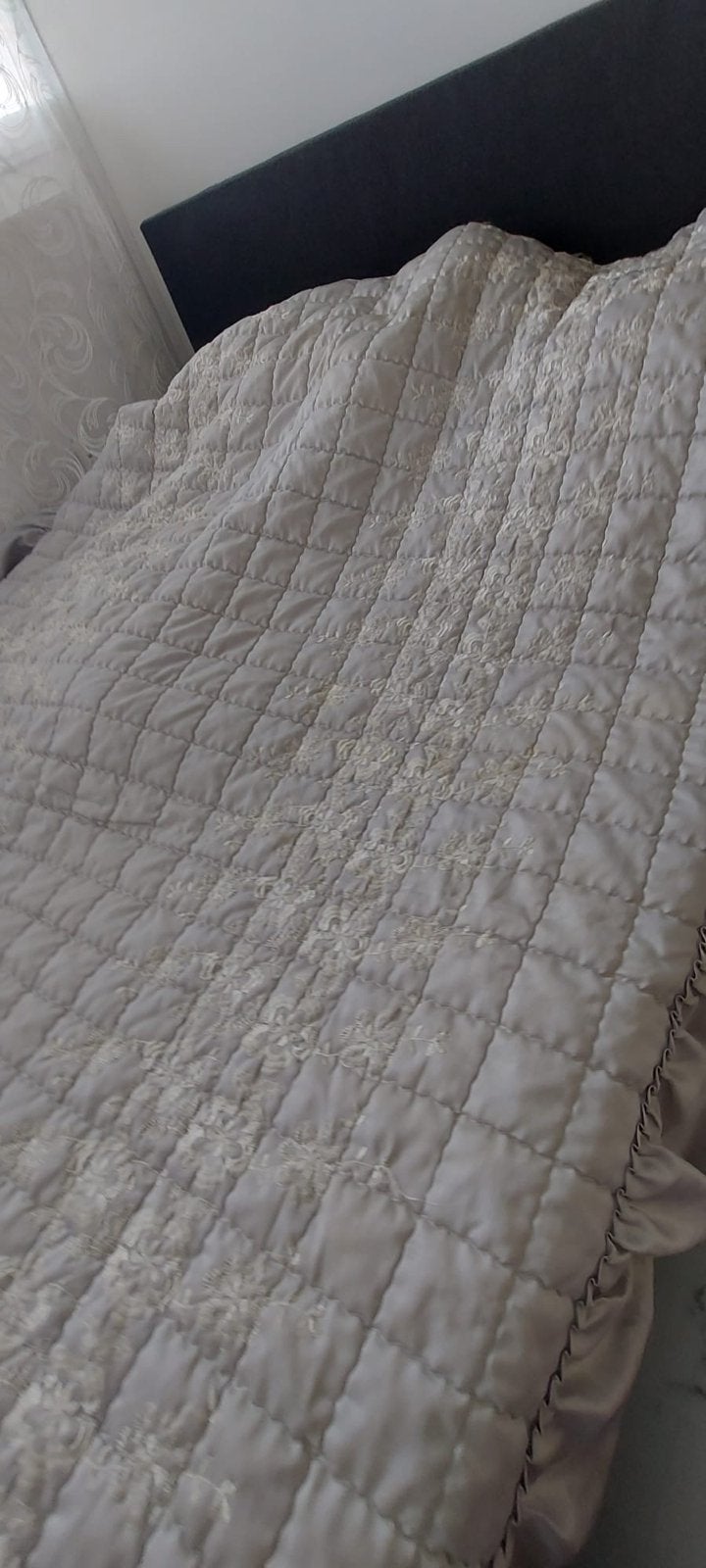 Lichtgrijze sprei met borduursel - Tweepersoons, Gebruikt, Tweepersoons, Ophalen of Verzenden, Overige merken