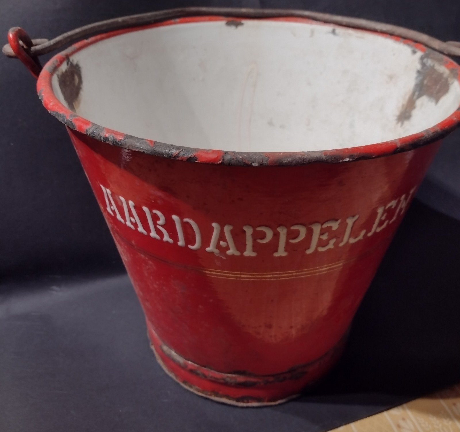 oude rode emaille emmer aardappelen, Ophalen