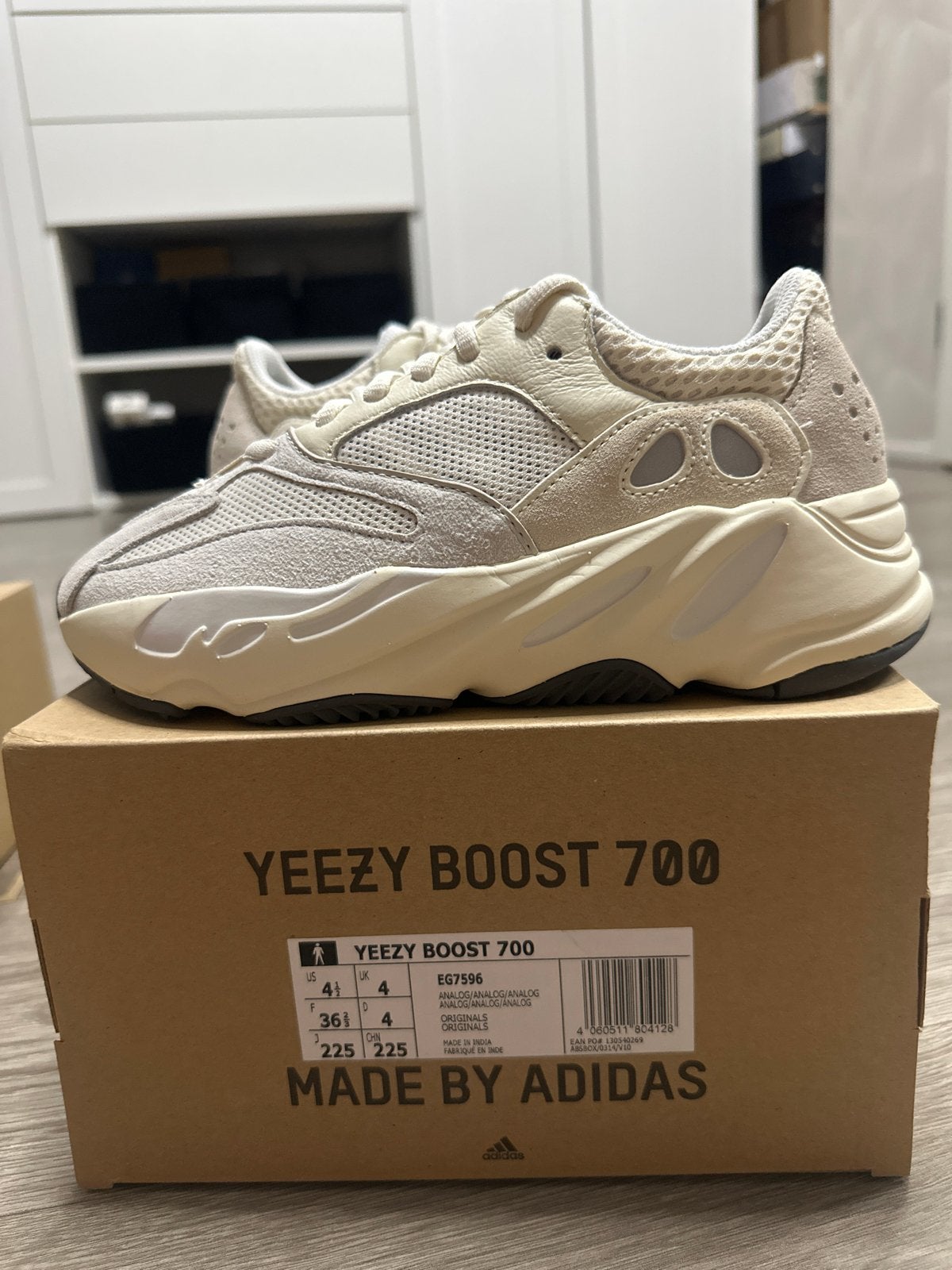 Yeezy Boost 700 Analog - Maat 36 2/3, Kleding | Dames, Ophalen, Nieuw, Beige, Sneakers of Gympen