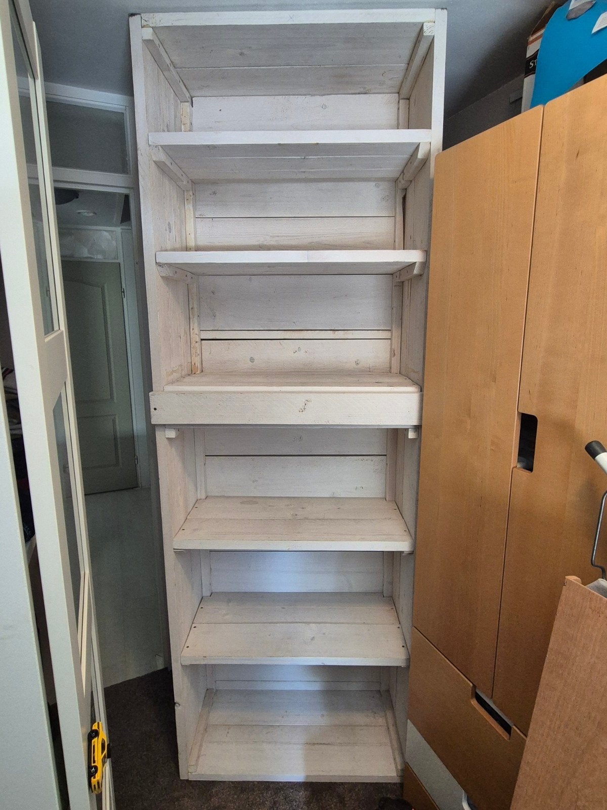 Witte steigerhouten kast, Huis en Inrichting, Kasten | Boekenkasten, Ophalen, Met plank(en), Gebruikt, 200 cm of meer