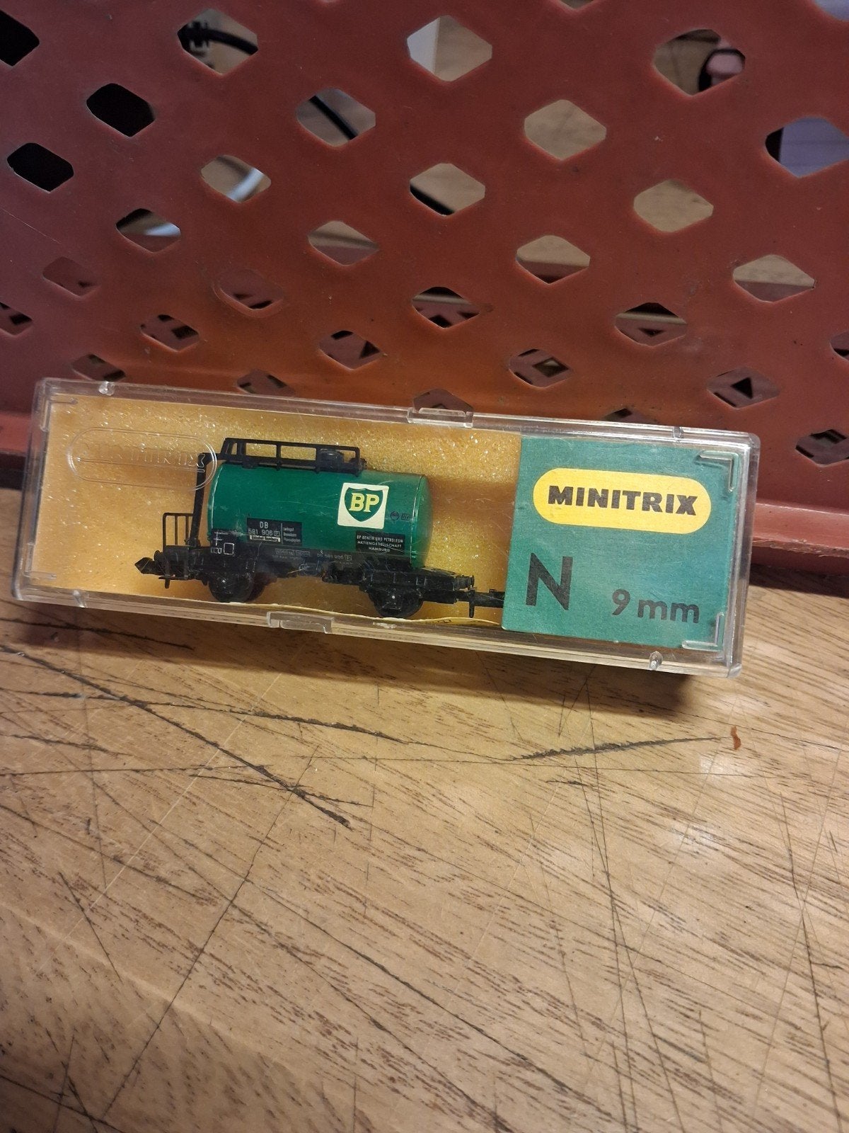 Minitrix BP Tankwagon, Ophalen of Verzenden, Zo goed als nieuw, Gelijkstroom, Wagon