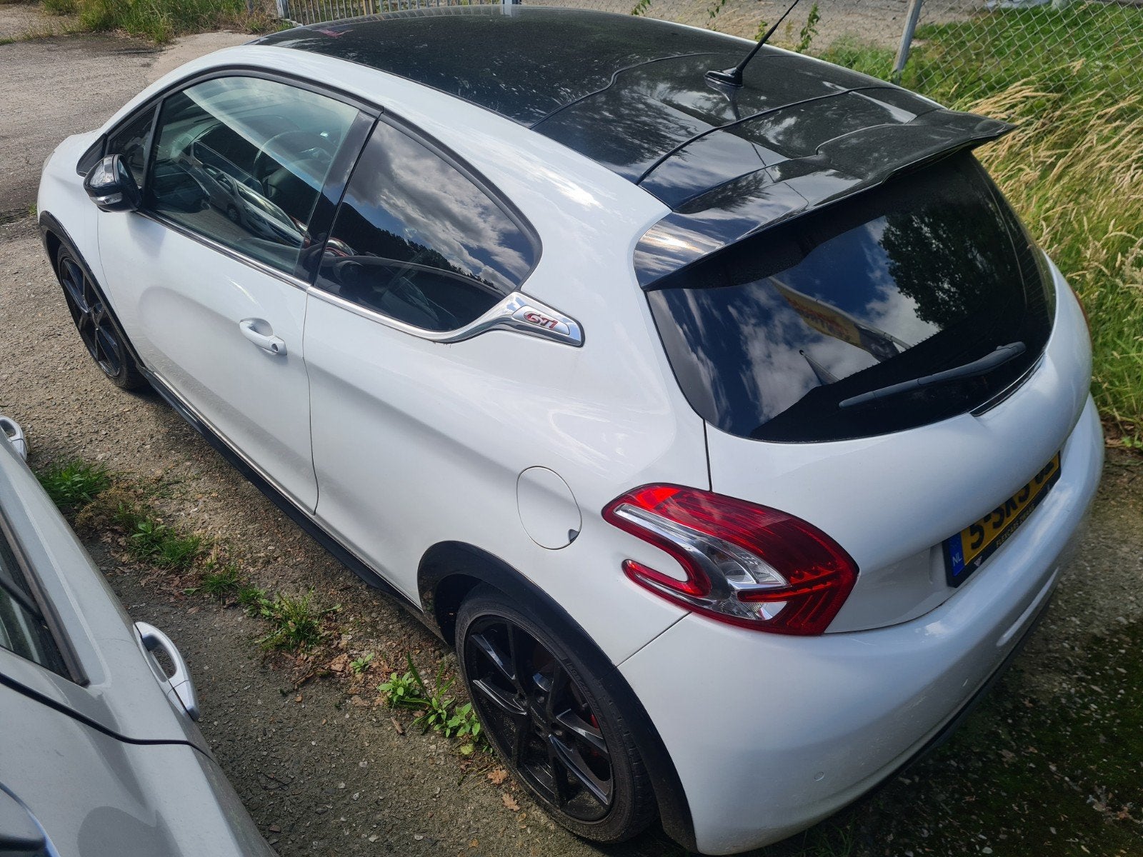 Peugeot 208 1.6 GTI Wit 145.000km, Auto's, Voorwielaandrijving, Origineel Nederlands, Handgeschakeld, Particulier