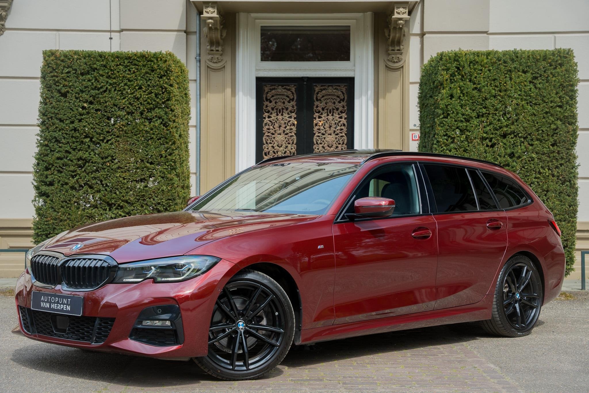 BMW 3-serie Touring 320i High Executive TREKHAAK | PANO | KU, Automaat, 1998 cc, Achterwielaandrijving, Gebruikt