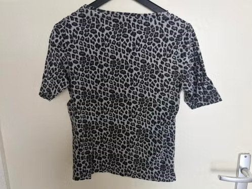 Grijs panterprint tshirt met steentjes Maat 36 h, Kleding | Dames, Onbekend, Ophalen of Verzenden, Zo goed als nieuw, Korte mouw