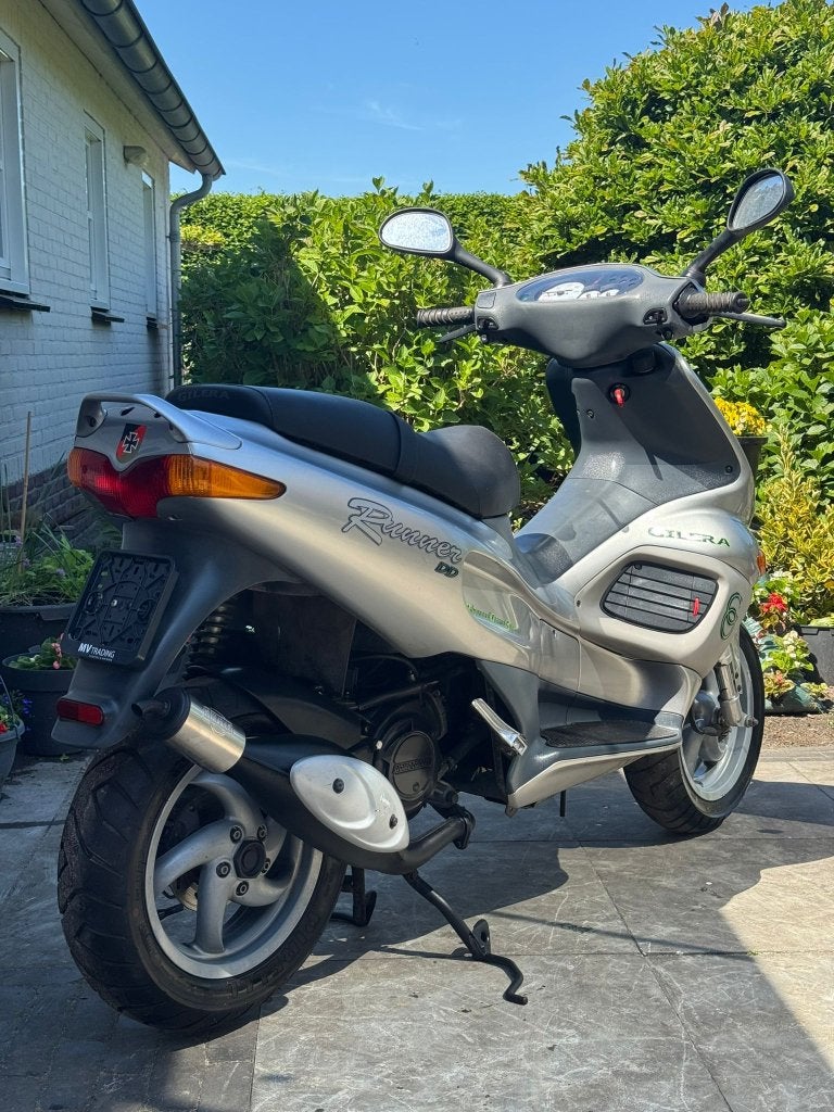 ⭐️Gilera runner 50cc dd zilvergrijs 2 takt nieuwstaat⭐️, Fietsen en Brommers, Scooters | Piaggio, Niet ingevuld, Niet ingevuld